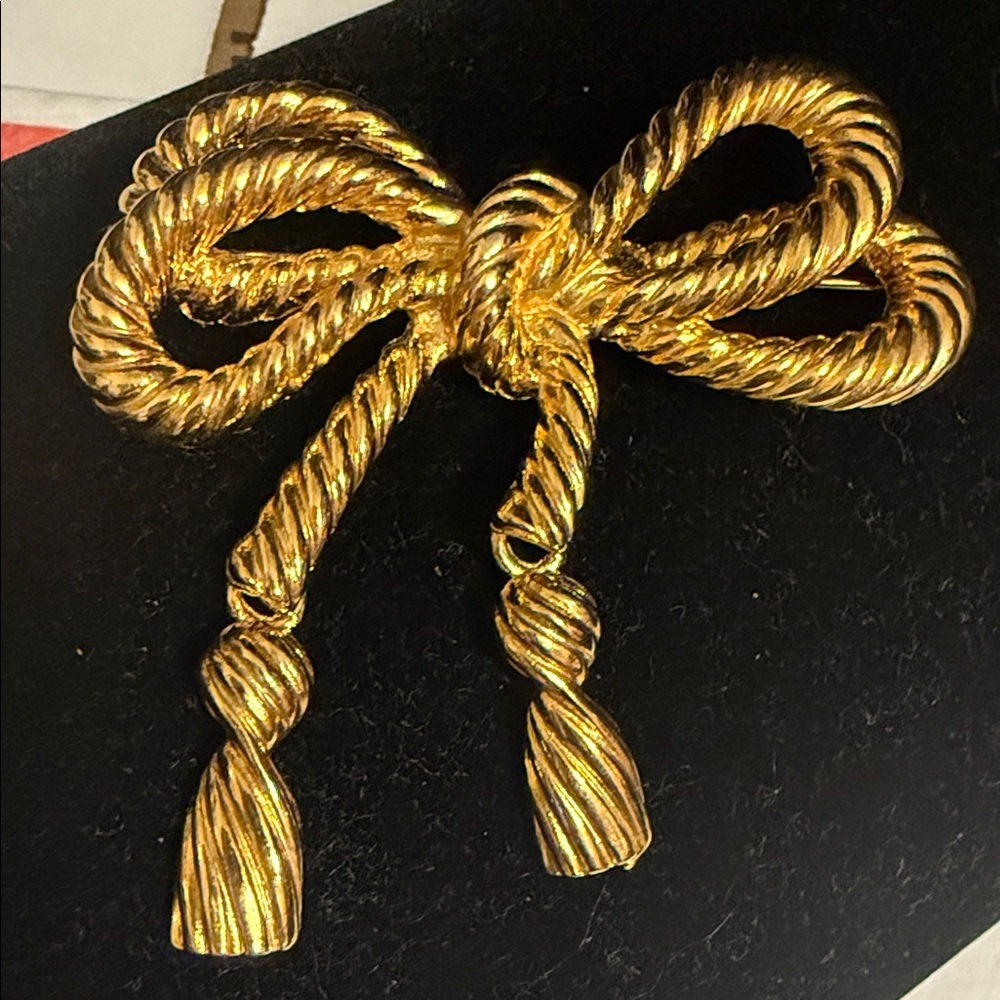 M.J. Ent (erprises), f. 1977 Rhode Island, Golden Rope Bow 3" Brooch w/ Tassles